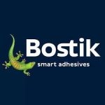 Vorschau von Das Logo von Bostik zeigt ein blaues Quadrat in dem mit weißer Schrift steht: Bostik smart adhesives. Auf der linken Seite ist eine Eidechse zu sehen. Das Logo dient unterstützend der Veranschaulichung/ Präsentation des Unternehmens auf der Anbieterseite alle-ausbildungsstellen.de für Ausbildungsstellen.
