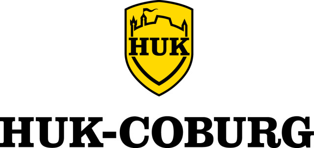 Das Logo der HUK-COBURG AG zeigt ein gelbes Schild in dem HUK geschrieben steht. Darunter steht ebenfalls in schwarzer Schrift HUK-COBURG. Das Logo dient unterstützend der Veranschaulichung/ Präsentation des Unternehmens auf der Anbieterseite alle-ausbildungsstellen.de für Ausbildungsstellen.