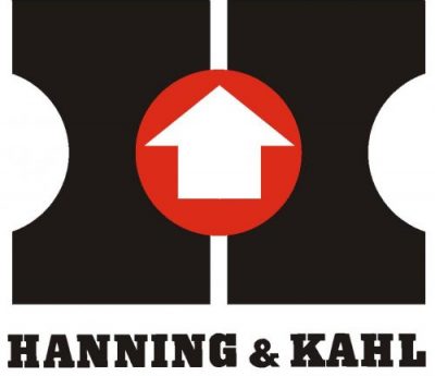 Das Logo von HANNING & KAHL zeigt ein in H. In der Mitte des Buchstabens ist ein roter Kreis mit einem weißen Pfeil zu sehen. Darunter befindet sich der Firmenname HANNING & KAHL. Das Logo dient unterstützend der Veranschaulichung/ Präsentation des Unternehmens auf der Anbieterseite alle-ausbildungsstellen.de für Ausbildungsstellen.