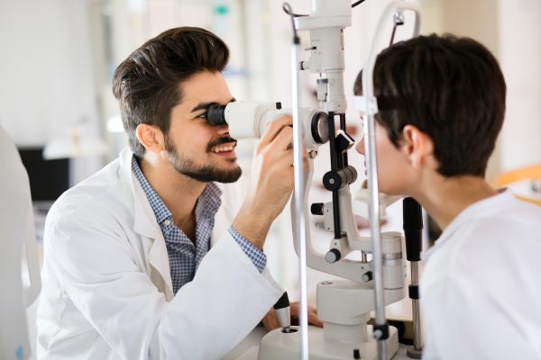 Weibliche Patientin lässt ihre Augen beim Optiker prüfen. Vereine handwerkliches und technisches Geschick mit Kundenkontakt bei deiner Ausbildung zum Augenoptiker. Beruf: Augenoptiker/-in