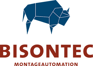 Das Logo der BISONtec GmbH zeigt ein blaues Bison unter dem der Firmenname Bisontec und der Vermerk Montageautomation in der Farbe Rot steht. Das Logo dient unterstützend der Veranschaulichung/ Präsentation des Unternehmens auf der Anbieterseite alle-ausbildungsstellen.de für Ausbildungsstellen.