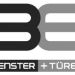 Vorschau von Das Logo der BE Bauelemente GmbH zeigt die Initialien BE groß. Darunter steht der Zusatz: Fenster+Türen. Die linke Seite des Logos ist in einem dunklen Grauton gehalten und die linke Seite in einem hellen Grauton.
