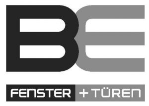 Das Logo der BE Bauelemente GmbH zeigt die Initialien BE groß. Darunter steht der Zusatz: Fenster+Türen. Die linke Seite des Logos ist in einem dunklen Grauton gehalten und die linke Seite in einem hellen Grauton.